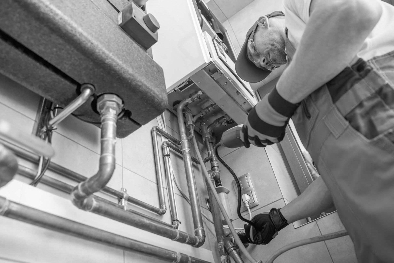 <h3 class="blanc">r&eacute;novation<br>existante</h3><p>Remplacement de chaudi&egrave;re fioul ou gaz existante</p><span class="btn">prendre rdv</span> <span class="fleche"></span>-image